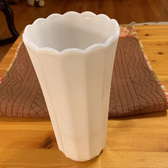 Vintage Milkglass Vase, nice weight, EUC - Picture 5 of 9